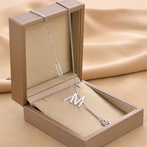 Collana con <span class=keywords><strong>Lettera</strong></span> <span class=keywords><strong>M</strong></span> a Doppio Strato Design alla Moda Collana con Nappa <span class=keywords><strong>Lettera</strong></span> <span class=keywords><strong>M</strong></span> in Acciaio Inossidabile Gioielli - Product Image 4