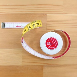 เทปวัดสีโคลเวอร์ 150 ซม. แบบนุ่ม สำหรับงานเย็บผ้า แบบยืดหดอัตโนมัติ - Product Image 2
