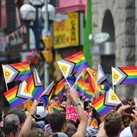 Mini drapeaux portables LGBT Arc-en-ciel Fierté LGBT avec impression découpée, en polyester, avec mât en bois pour les défilés