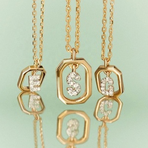 สร้อยคอแฟชั่น ZYO Custom Jewelry สร้อยสแตนเลสสตีลประดับตัวอักษรภาษาอังกฤษประดับเพชร CZ สำหรับผู้หญิง พร้อมจี้รูปตัวอักษรนำโชค - Product Image 1