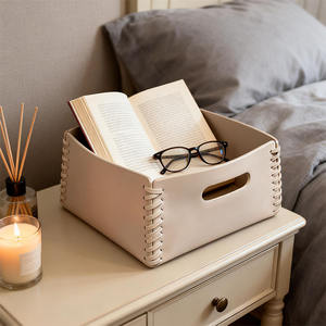 <span class=keywords><strong>Panier</strong></span> de rangement moderne en similicuir beige avec poignée découpée et surpiqûres décoratives - Product Image 1