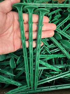 Piquets de sol en plastique de 12 pouces à pointes barbelées, parfaits pour sécuriser les bâches anti-mauvaises herbes, les films de paillage, les toiles d'ombrage et les tuyaux d'irrigation goutte à goutte - Product Image 4