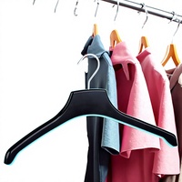 Perchas de inyección de plástico PS negras duraderas de un solo nivel para trajes de ropa superior de mujer abrigo armario Almacenamiento de ropa sala de estar
