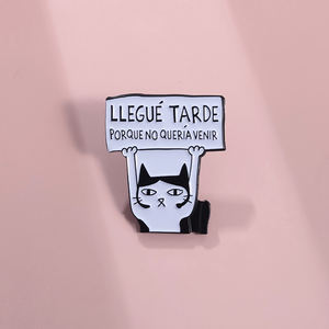 Lustige spanische Katze Emaille Pin Llegue Tarde Porque Keine Queria Venir Broschen Revers Rucksack Abzeichen Punk Gothic Schmuck Geschenke für Kinder - Product Image 4