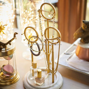 Support de collier en bois fait main avec finition marron parfait pour l'affichage de bijoux artistiques et l'organisation élégante - Product Image 3