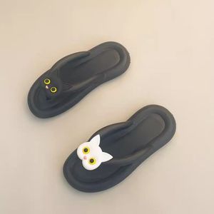 Jolies tongs d'été pour hommes et femmes, antidérapantes, résistantes à l'usure, légères, à clipser, sandales de plage pour l'extérieur - Product Image 1