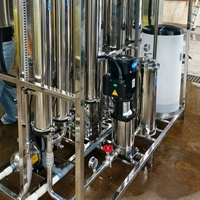 Système de traitement d'eau RO en acier inoxydable 500lph 1000lph 2000lph avec pompe et PLC pour usage industriel