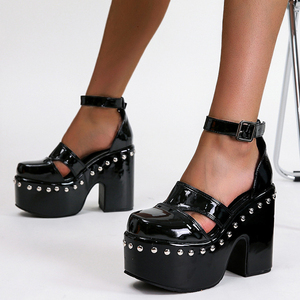 Sandales à talons compensés hauts pour femmes, bout rond, couleur unie, avec boucles de cheville, plateforme épaisse et rivets métalliques vernis - Product Image 1