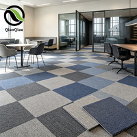 Dalles de moquette commerciales QIANQIAO durables, ignifuges et antidérapantes en nylon 50x50cm pour salles de formation, salles de classe et intérieurs éducatifs, faciles à nettoyer