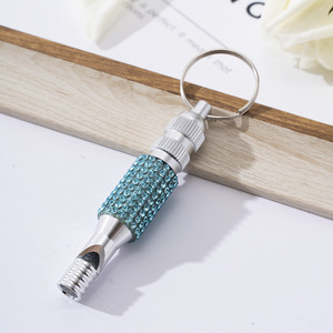 LLavero de silbato de cobre de aluminio de 2 secciones con diamantes de imitación, sonido fuerte, supervivencia al aire libre, emergencia, portátil, resistente al agua - Product Image 4