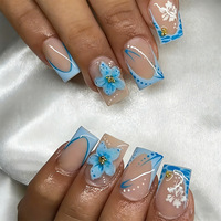 Fournitures pour ongles : Faux ongles à presser carrés, base rose nude brillante, motif Hibiscus 3D bleu et blanc, lignes peintes à la main