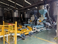 Machine de remplissage et d'emballage de granulés de maïs, de blé et de riz de 5 kg, 10 kg, 25 kg, 50 kg