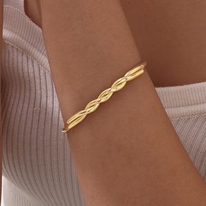 Nuevo Brazalete de Acero Inoxidable para Mujer, Moderno y Sencillo, Chapado en Oro, con Apertura Giratoria, Estilo Ins, Primavera 2025, Venta al Por Mayor - Product Image 2