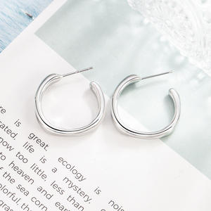 Juego de aretes de plata con diseño de Jesús para mujer, aretes de moissanita, aretes de plata de ley, aretes de aro con diseño de oso. - Product Image 1