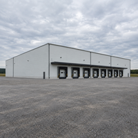 Entrepôt à structure en acier à portée libre, plusieurs baies de chargement, atelier métallique isolé et résistant aux intempéries, bâtiment de stockage/garage/bas-cour