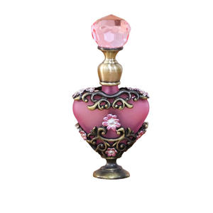 Botella de vidrio rosa con diseño floral pequeño retro para envasar aceites esenciales y perfumes. - Product Image 1
