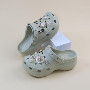 Sandales sabots blanches pour filles avec décorations de perles et fleurs, bout fermé, antidérapantes, semelle souple, chaussures de plage pour enfants, style été - Product Image 3
