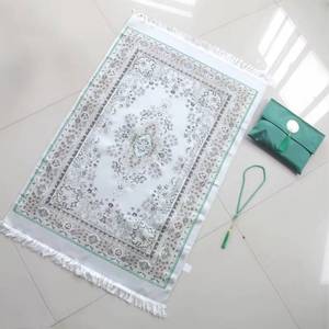 Elegante conjunto de alfombra de oración musulmana con diseños novedosos, base antideslizante, tasbih de 33 cuentas y bolsa de satén. - Product Image 1