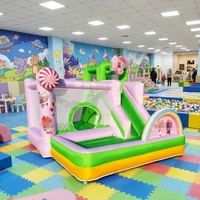Château gonflable avec toboggan et piscine à balles, motifs de dessins animés colorés pour les fêtes d'enfants en plein air, aire de jeux, centre d'amusement