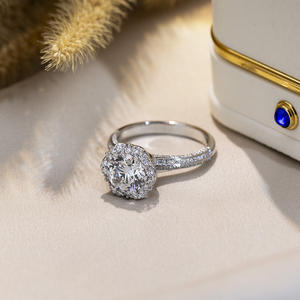 Bague de fiançailles Messi Jewelry MSR-1736 en or 18 carats avec halo de diamants de laboratoire taille ronde - Product Image 2