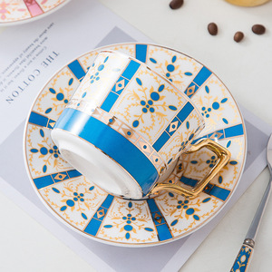 Ensemble tasse et soucoupe à café en porcelaine écologique de style nordique créatif avec bord doré et motif floral, capacité 300 ml, pour le thé de l'après-midi, avec cuillère - Product Image 3