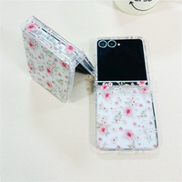 Coque de téléphone délicate à imprimé floral de fleurs de cerisier rose pastel pour Samsung Galaxy Z Flip 7-3 avec sangle en perles de cristal et protection intégrale