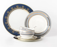 Service de vaisselle de luxe durable en porcelaine fine de style européen avec incrustations dorées, assiettes rondes en céramique émaillée pour dîner occidental