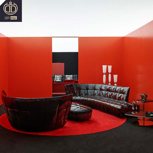 Sofá de Cuero Profundo con Decoración Metálica de Cabeza de Diosa Mitológica, Diseño Moderno para Salón Boutique en Apartamento Penthouse de Lujo - Product Image 3