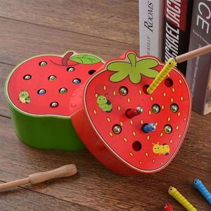 Jeu de pêche magnétique en bois en forme de fraise pour développer la cognition œil-main et la motricité fine - Product Image 2