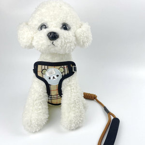Laisse anti-étranglement pour chien avec poche en maille dorée et harnais de poitrine, fabriquée par un fabricant de laisses pour animaux de compagnie. - Product Image 1