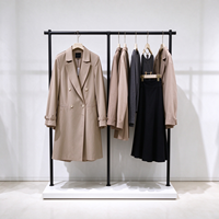 Portant à vêtements noir en métal tubulaire, étagère de présentation multi-niveaux, certifié CE ETL, vente en gros pour boutiques et détaillants