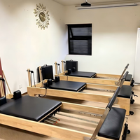 Reformer Pilates OEM personnalisé avec logo de studio, en bois d'érable, avec ressorts de qualité supérieure, boîte de rangement de luxe et tables d'entraînement