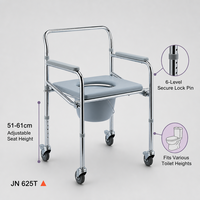 Chaise de toilette mobile réglable en hauteur (51-61 cm) avec freins à roulettes, cadre chromé et housse de siège en tissu.