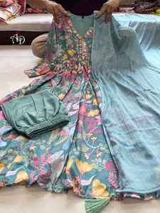 Nouveau design tendance Mehera Green Floral Alia Cut Suit Set pour dames du fabricant et fournisseur indien - Product Image 3