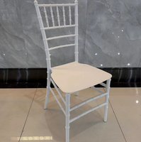 Vente en gros d'usine de chaises Chivari dorées pour mariage hôtel événement décor PP plastique pliable empilable ferme salle à manger en plein air