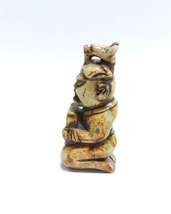 Figurine de chaman en jade sculptée à la main avec coiffe animale, art rituel chinois ancien pour collectionneur de musée et exposition - Product Image 2
