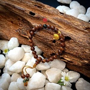 Bracelet en perles d'agarwood naturel semi-affleurant pour femme 6 mm, bois d'oud authentique mélangé avec des accents dorés - Product Image 2