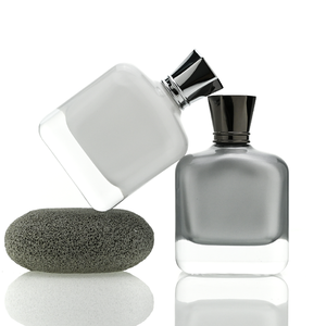 Flacon <span class=keywords><strong>de</strong></span> <span class=keywords><strong>parfum</strong></span> vide <span class=keywords><strong>de</strong></span> luxe 100 ml avec estampage argenté, pulvérisation interne, bouchon en alliage <span class=keywords><strong>de</strong></span> zinc et boîte - Product Image 3