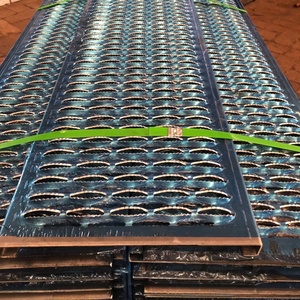 Tôle métallique antidérapante perforée à fentes - Product Image 1