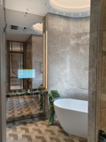 Espejo con Televisor Inteligente de 26 Pulgadas, Impermeable, Tamaño Personalizado, para Baño Empotrado en Hoteles, Modelo Capella, con IPTV para Proyectos Hoteleros