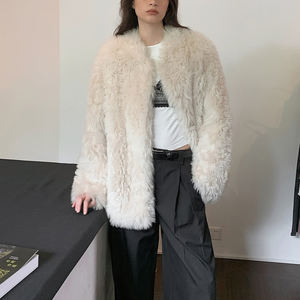 Cappotto invernale da donna in tinta unita all'ingrosso Tuscan mezzo rullo in tessuto leggermente rivestito in montone con fodera in Shearling - Product Image 3