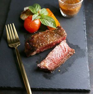 <span class=keywords><strong>Plateau</strong></span> <span class=keywords><strong>ardoise</strong></span> au design moderne fait main Assiette à sushi noire Assiette à steak grill en pierre gravée Réglage de la table de fête - Product Image 2