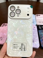 La nueva funda con diseño de concha y lente con patrón, viene con una película protectora para la lente y es anticaída.