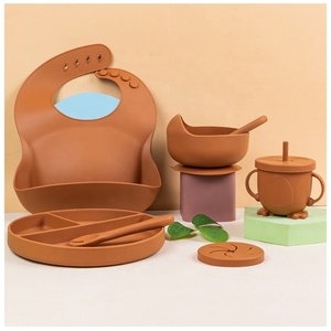 Juego de alimentación de silicona para bebés con logotipo personalizado del fabricante, plato con ventosa, cuchara, tenedor, babero, taza, libre de BPA, vajilla de silicona para niños. - Product Image 3