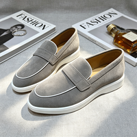 Mocassins de luxe discrets 2026 pour hommes, mocassins minimalistes en daim, chaussures à enfiler à semelle blanche de luxe discret pour l'été, vente en gros usine