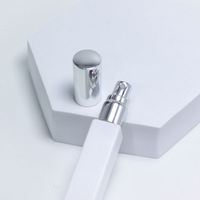 Flacon de parfum en verre carré plat de 10 ml vide avec bouchon à vis doré brillant sérigraphié et atomiseur pulvérisateur