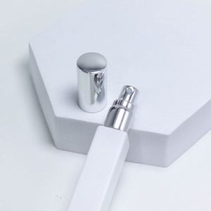 Flacon de parfum en verre carré plat de 10 ml vide avec bouchon à vis doré brillant sérigraphié et atomiseur pulvérisateur - Product Image 4