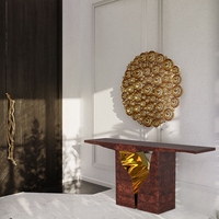 Table console contemporaine de luxe moderne, extérieur en placage de noyer et intérieur en laiton poli, inspirée des formations karstiques