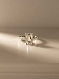 Anillo de Diamante de Laboratorio con Corte Brillante Esmeralda de Diseño para Mujer, Anillo de Compromiso de Oro de Lujo Disponible en Varios Colores de Oro - Product Image 1
