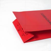 Sac en papier rouge économique avec poignée découpée, sac cadeau en papier avec logo UV, sac en papier avec boîte rouge et processus de gaufrage